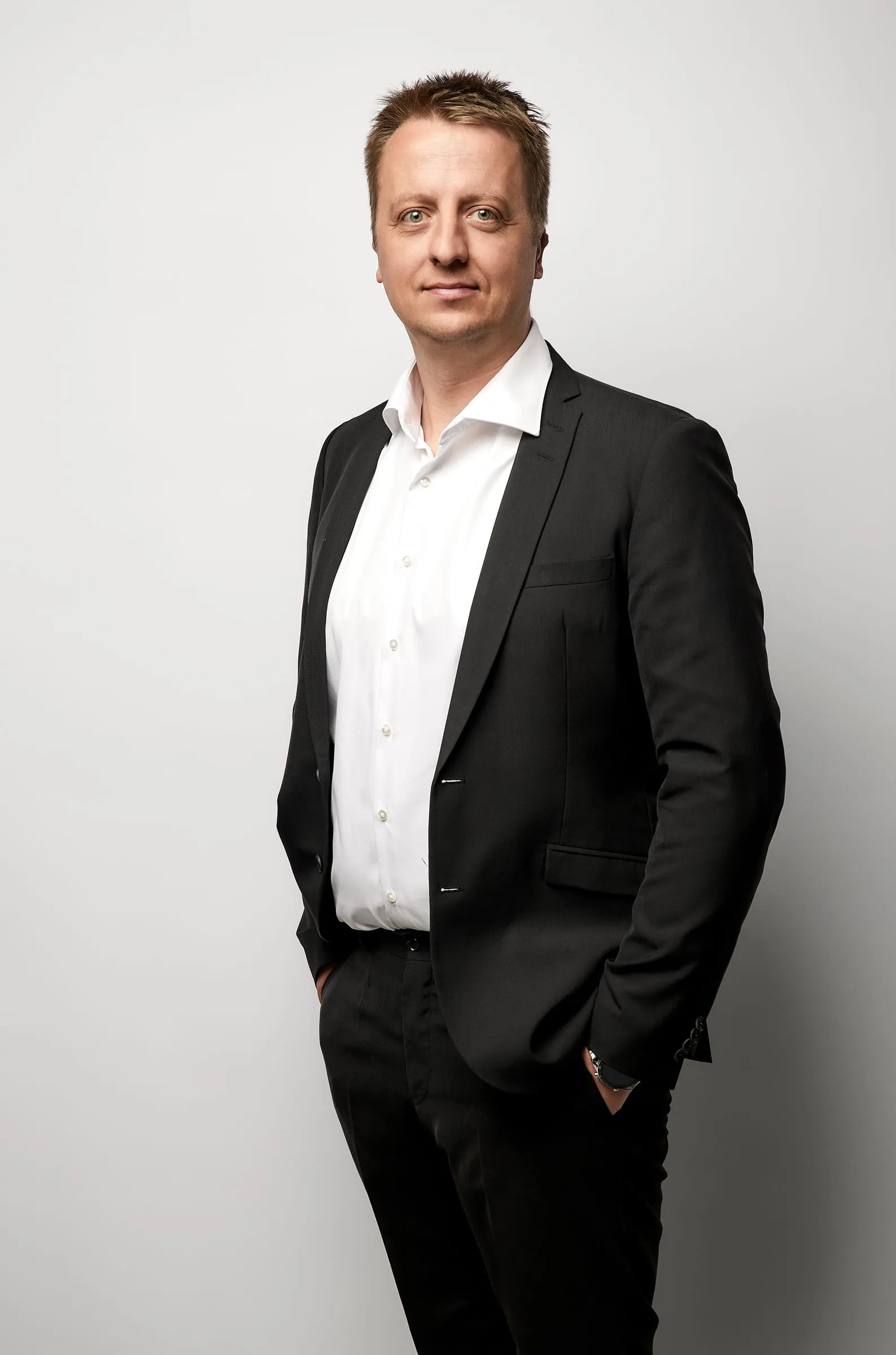 Jacob Lysholt Nielsen i mørkt jakkesæt og hvid skjorte